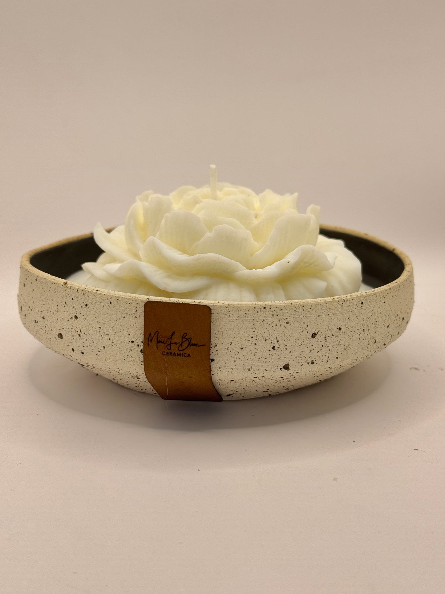 Posillo puntos negros con vela de soya en forma de rosa