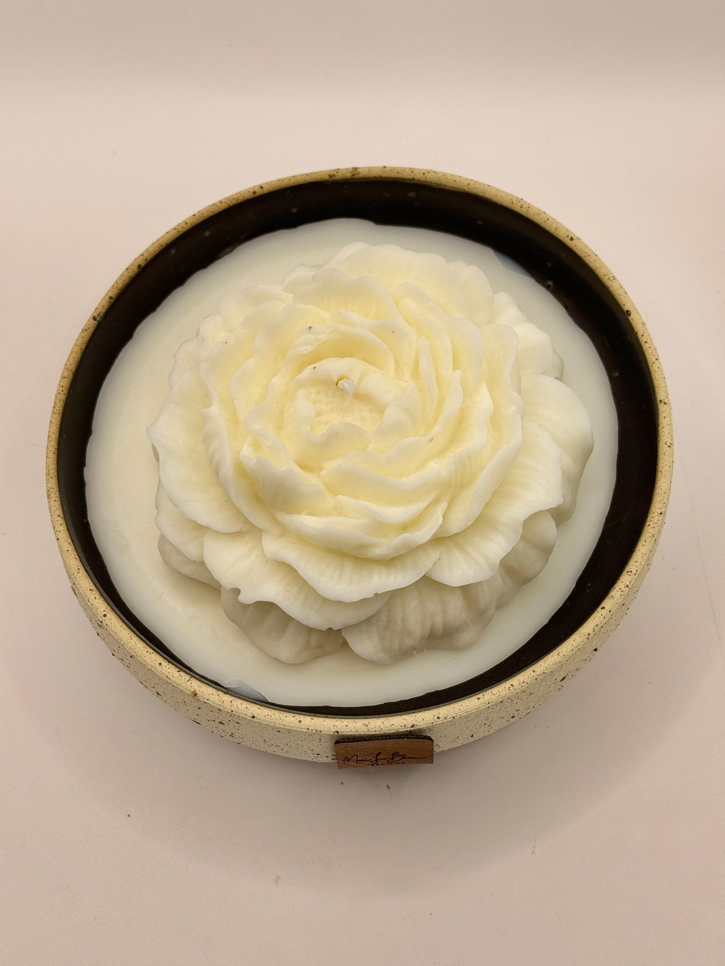 Posillo puntos negros con vela de soya en forma de rosa