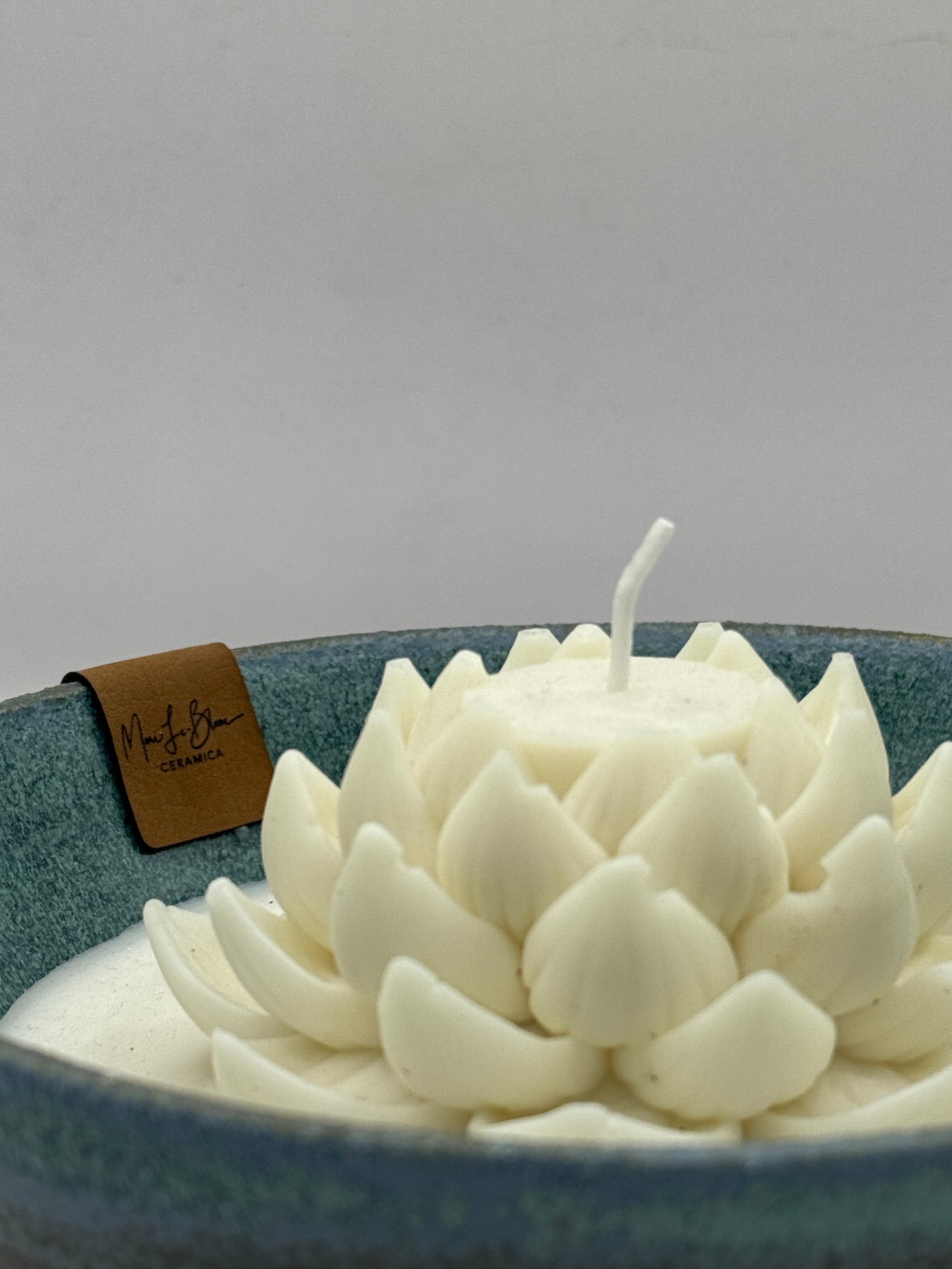 Plato azul con vela de soya de flor de suculenta