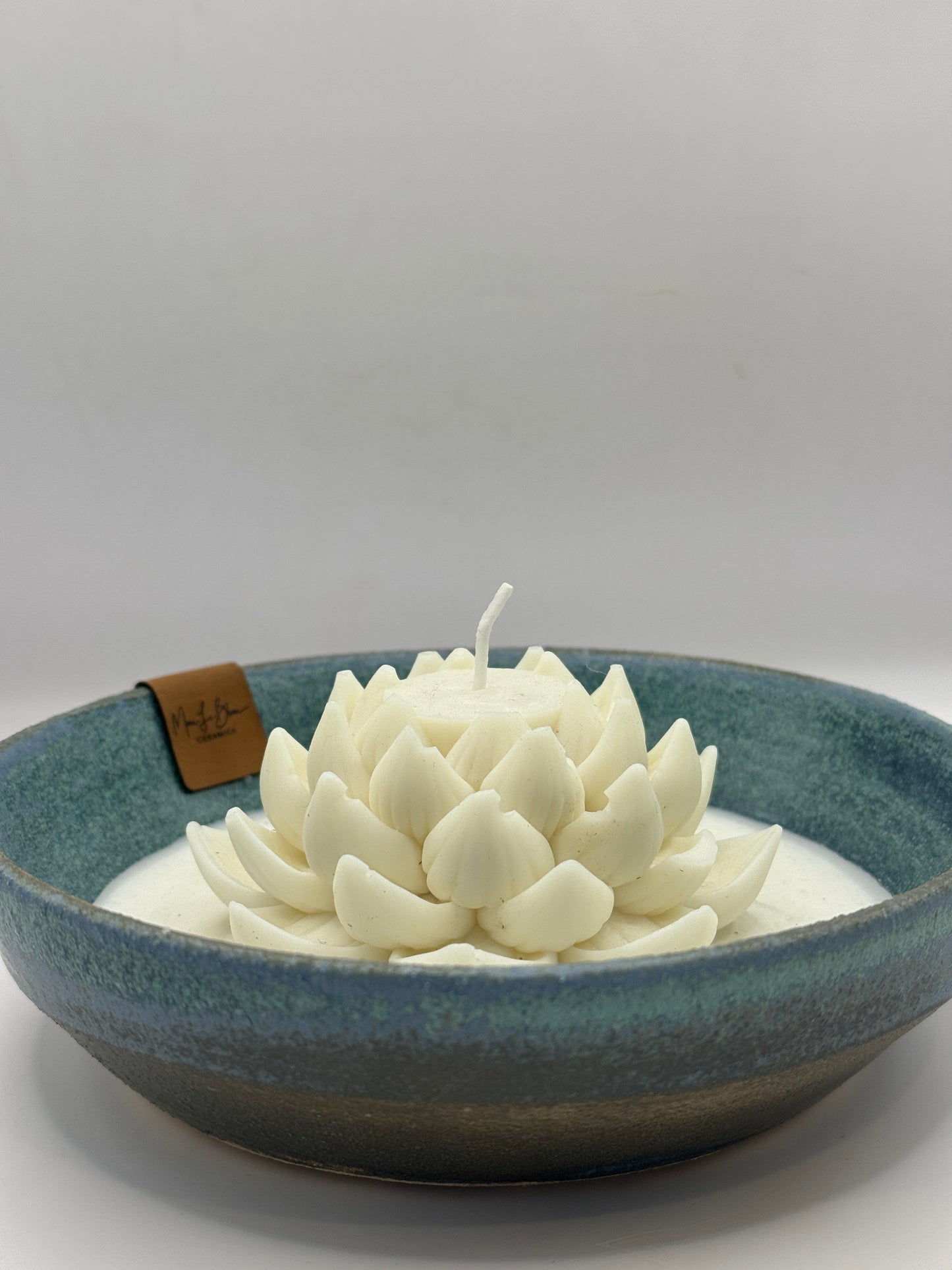 Plato azul con vela de soya de flor de suculenta