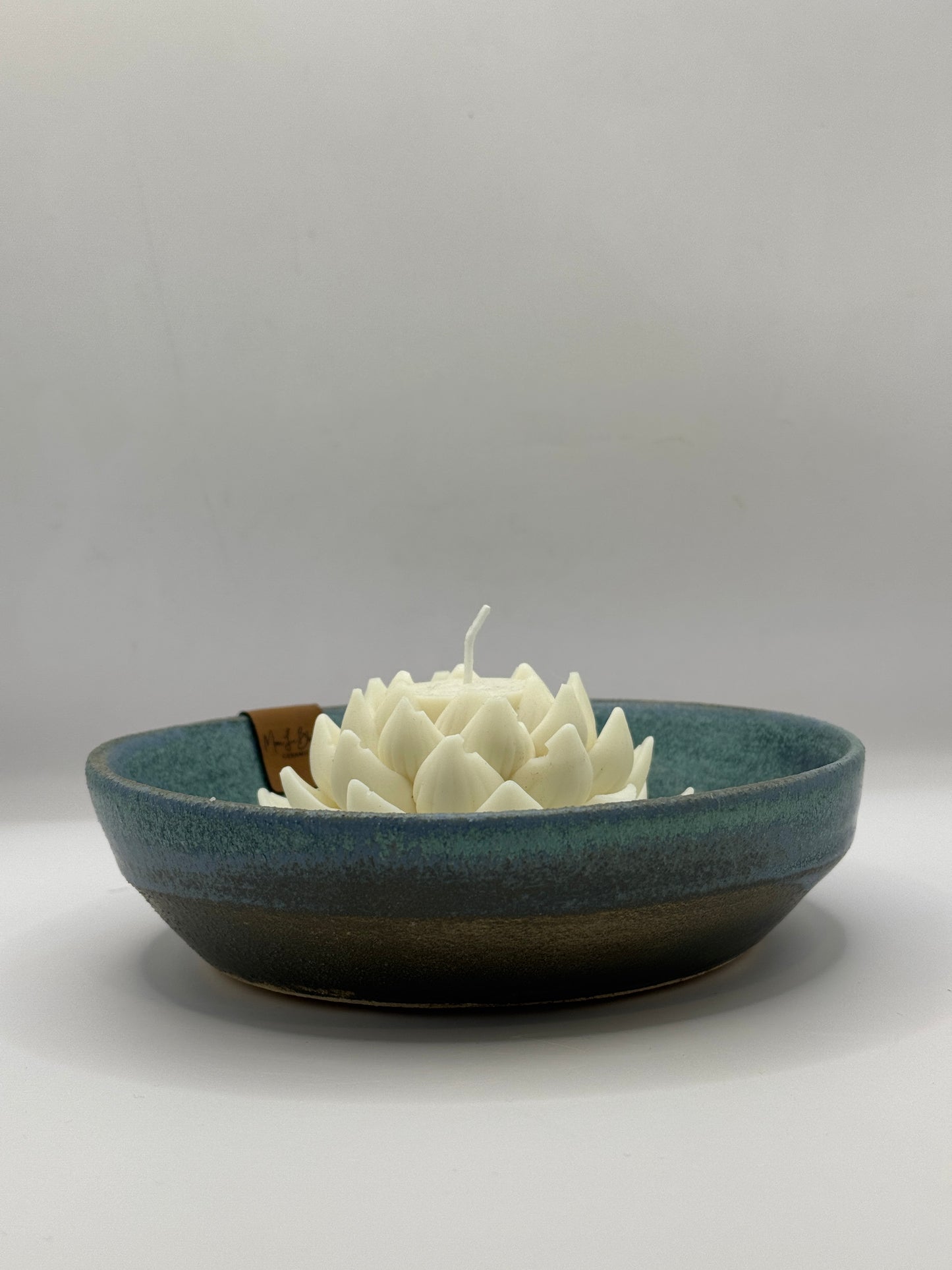 Plato azul con vela de soya de flor de suculenta