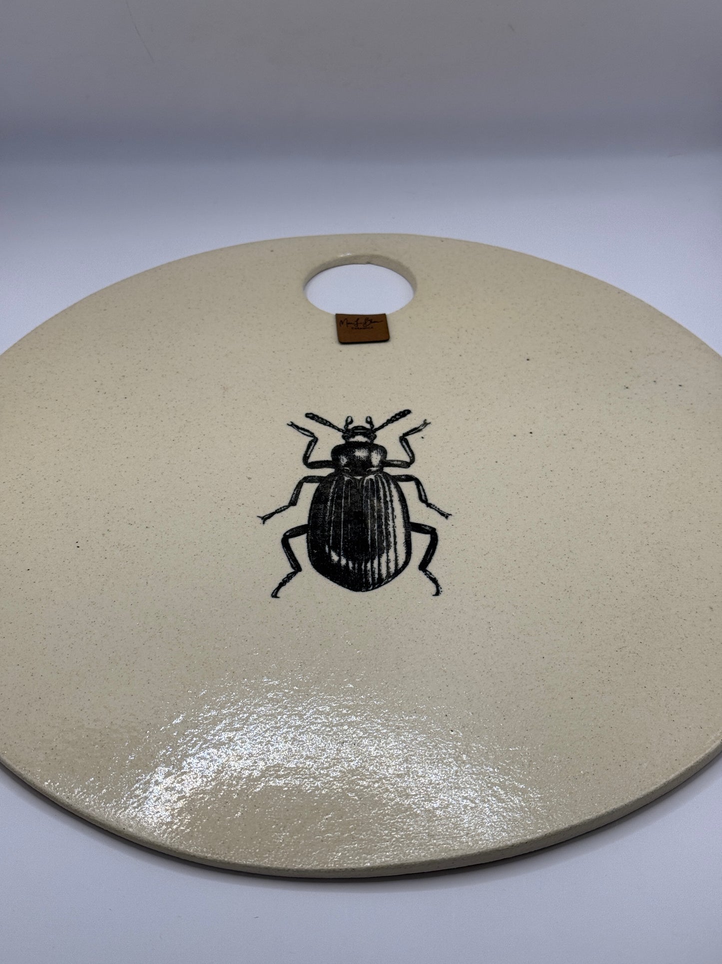 Tabla de aperitivo con serigrafia de escarabajo