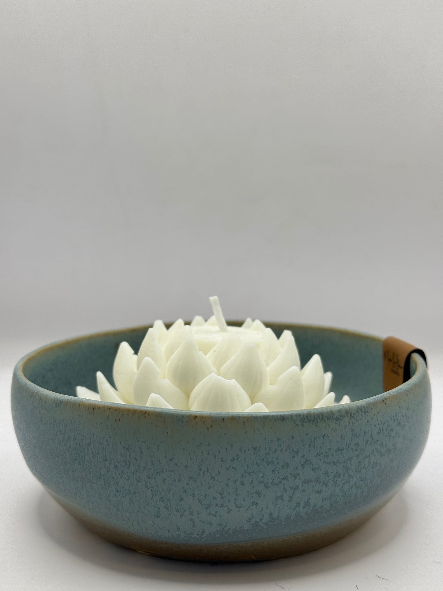 Bawl celeste con vela de soya en forma de flor de suculenta