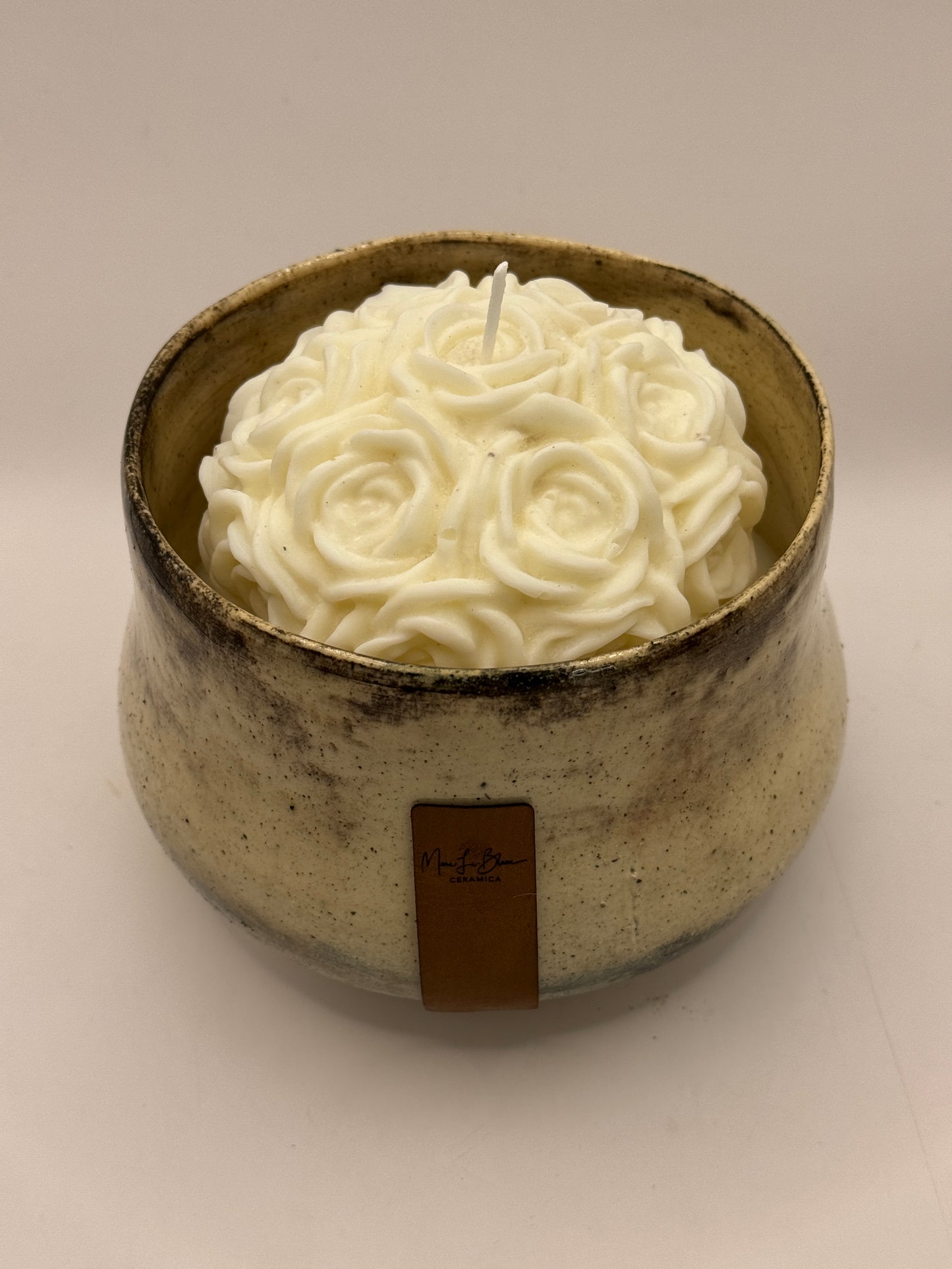 Florero con conjunto de flores