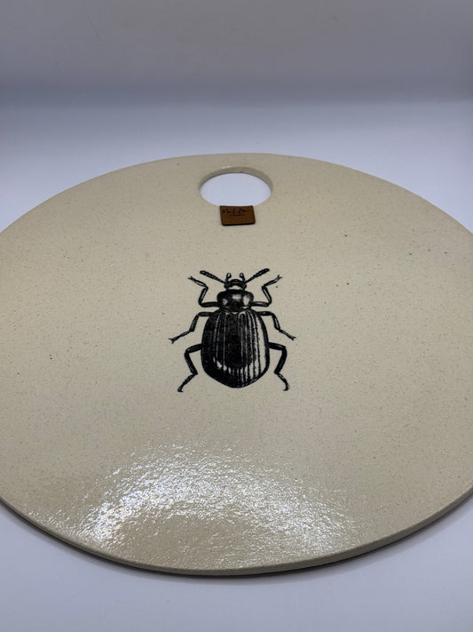 Tabla de aperitivo con serigrafia de escarabajo